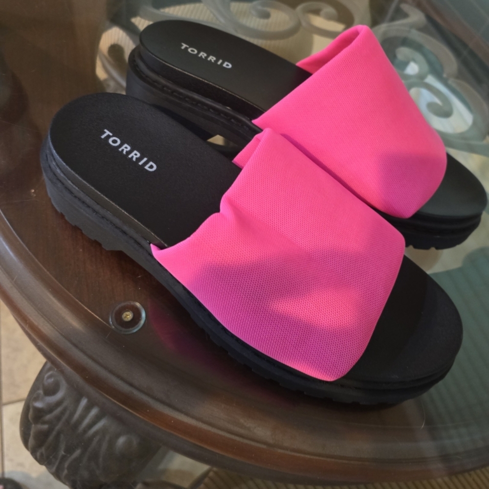 NEW Torrid 10 Wide Width Hot Pink Chunky Lug Sole Slip-on Slide Sandals